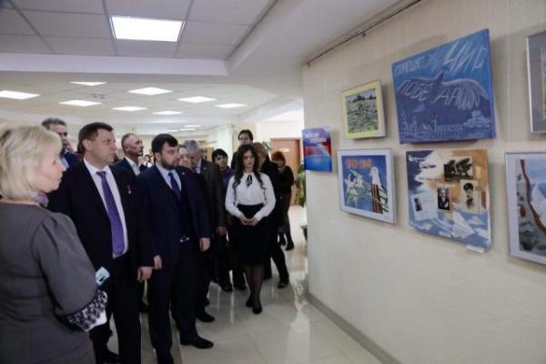 В оккупированном Симферополе главари "Л-ДНР" открыли фотовыставки о Донбассе В оккупированном Симферополе главари "Л-ДНР" открыли фотовыставки о Донбассе