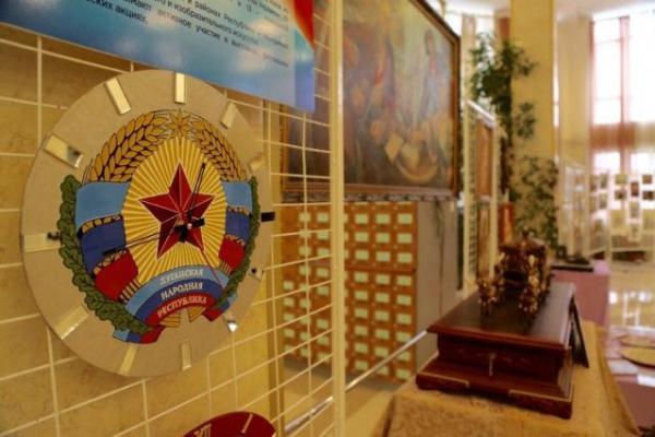 В оккупированном Симферополе главари "Л-ДНР" открыли фотовыставки о Донбассе В оккупированном Симферополе главари "Л-ДНР" открыли фотовыставки о Донбассе