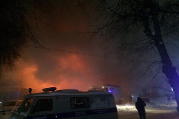 В российском Орле пожарные не могут потушить горящий торговый центр: огонь быстро распространяется В российском Орле пожарные не могут потушить горящий торговый центр: огонь быстро распространяется