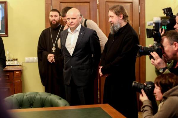 Бойцов АТО возмутила передача флага защитников Донецкого аэропорта митрополиту УПЦ МП Бойцов АТО возмутила передача флага защитников Донецкого аэропорта митрополиту УПЦ МП