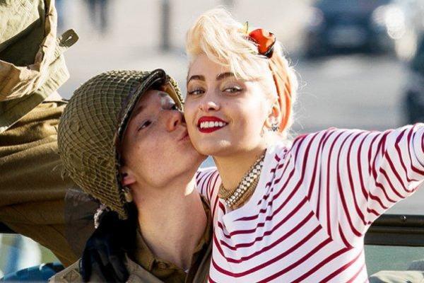 Дочь Майкла Джексона стала главной героиней фотосессии с военными у Эйфелевой башни