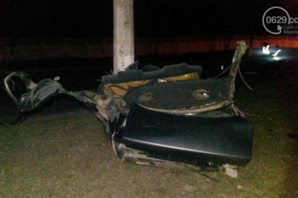 В Мариуполе "Nissan" с военными на огромной скорости влетел в столб: авто разорвало на куски В Мариуполе "Nissan" с военными на огромной скорости влетел в столб: авто разорвало на куски