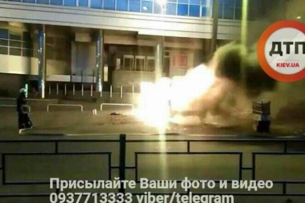 В Киеве взорвался и сгорел микроавтобус "Газель"  В Киеве взорвался и сгорел микроавтобус "Газель"