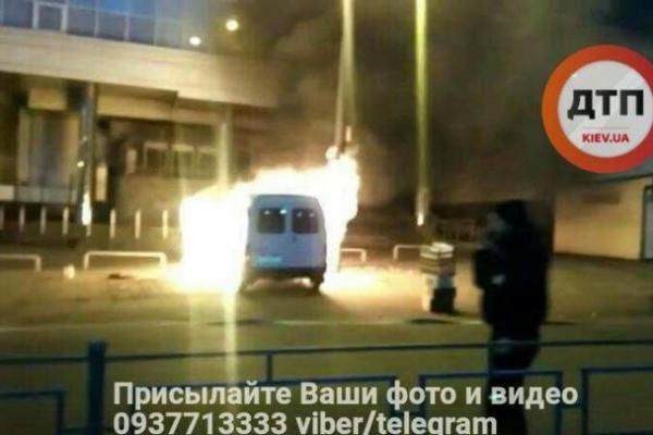 В Киеве взорвался и сгорел микроавтобус "Газель"  В Киеве взорвался и сгорел микроавтобус "Газель"