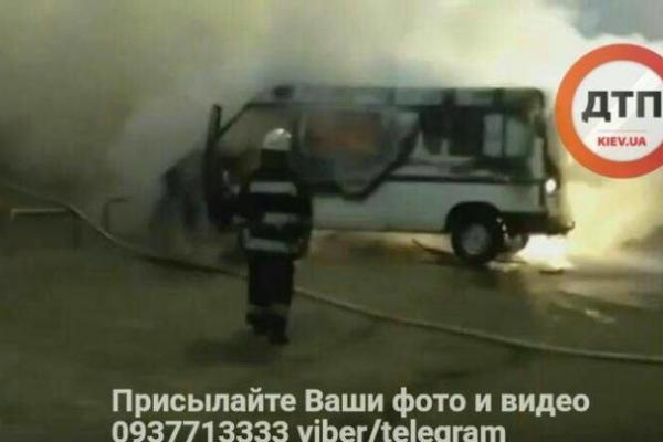 В Киеве взорвался и сгорел микроавтобус "Газель"  В Киеве взорвался и сгорел микроавтобус "Газель"