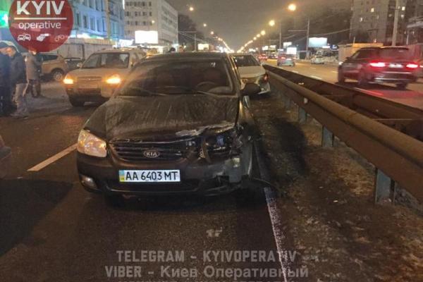 Масштабное ДТП в Киеве: столкнулись 7 автомобилей, есть пострадавшие Масштабное ДТП в Киеве: столкнулись 7 автомобилей, есть пострадавшие