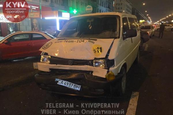 Масштабное ДТП в Киеве: столкнулись 7 автомобилей, есть пострадавшие Масштабное ДТП в Киеве: столкнулись 7 автомобилей, есть пострадавшие