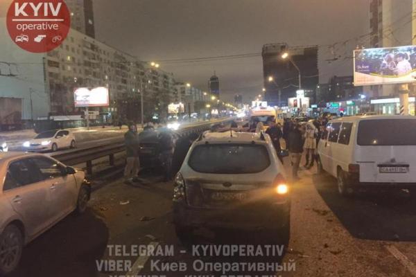 Масштабное ДТП в Киеве: столкнулись 7 автомобилей, есть пострадавшие Масштабное ДТП в Киеве: столкнулись 7 автомобилей, есть пострадавшие