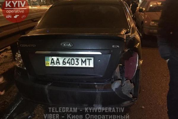Масштабное ДТП в Киеве: столкнулись 7 автомобилей, есть пострадавшие Масштабное ДТП в Киеве: столкнулись 7 автомобилей, есть пострадавшие