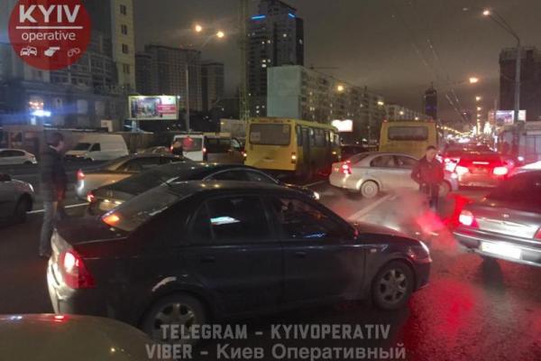 Масштабное ДТП в Киеве: столкнулись 7 автомобилей, есть пострадавшие Масштабное ДТП в Киеве: столкнулись 7 автомобилей, есть пострадавшие