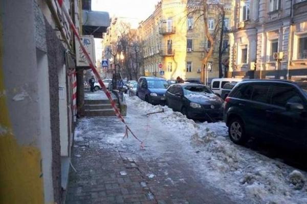 В Киева с крыши сорвалась глыба льда, разбив два припаркованных авто 