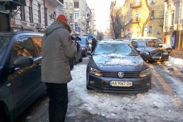 В Киева с крыши сорвалась глыба льда, разбив два припаркованных авто 
