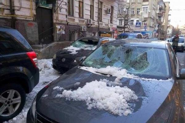 В Киева с крыши сорвалась глыба льда, разбив два припаркованных авто 