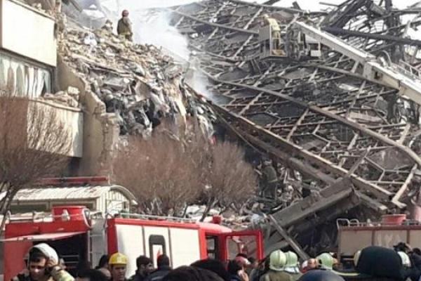 В Тегеране во время мощного пожара обрушилась высотка: под руинами оказалось около 30 пожарных В Тегеране во время мощного пожара обрушилась высотка: под руинами оказалось около 30 пожарных