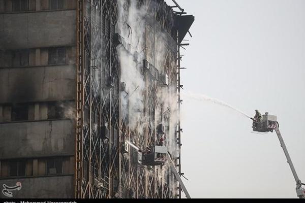 В Тегеране во время мощного пожара обрушилась высотка: под руинами оказалось около 30 пожарных В Тегеране во время мощного пожара обрушилась высотка: под руинами оказалось около 30 пожарных