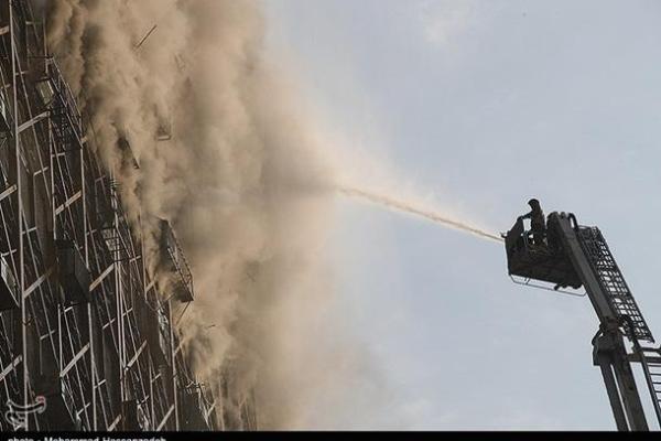 В Тегеране во время мощного пожара обрушилась высотка: под руинами оказалось около 30 пожарных В Тегеране во время мощного пожара обрушилась высотка: под руинами оказалось около 30 пожарных