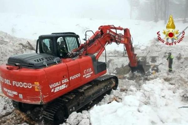 В Италии обнаружили 18 человек, погибших под снежной лавиной