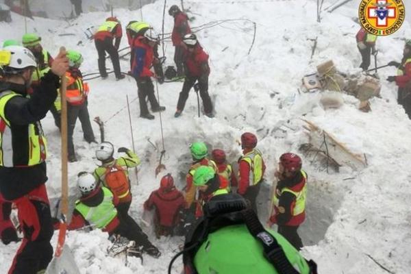 В Италии обнаружили 18 человек, погибших под снежной лавиной