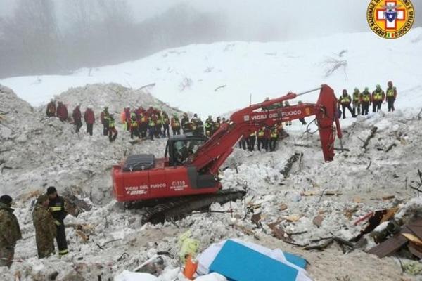 В Италии обнаружили 18 человек, погибших под снежной лавиной
