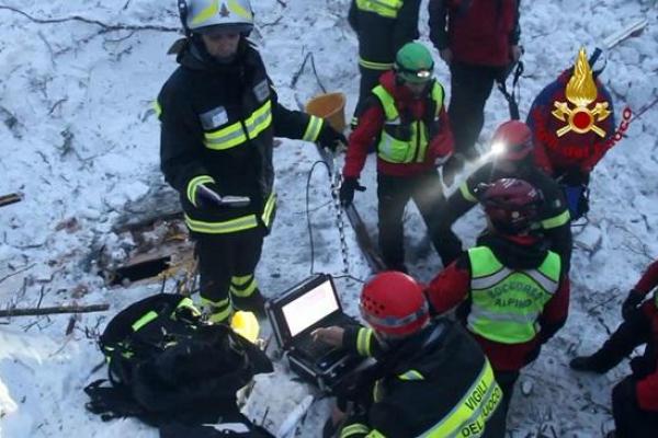 В Италии обнаружили 18 человек, погибших под снежной лавиной