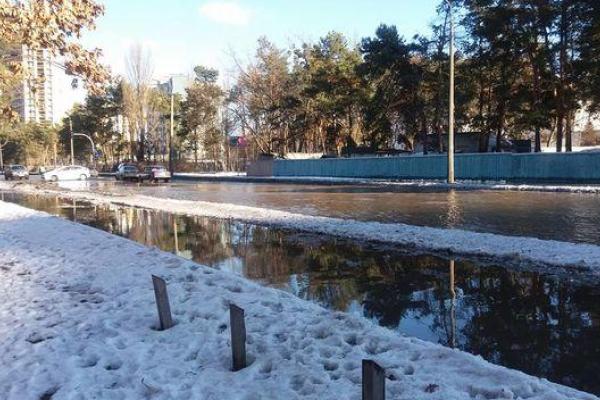 В Киеве масштабный прорыв на трубопроводе превратил столичную улицу в Венецию В Киеве масштабный прорыв на трубопроводе превратил столичную улицу в Венецию