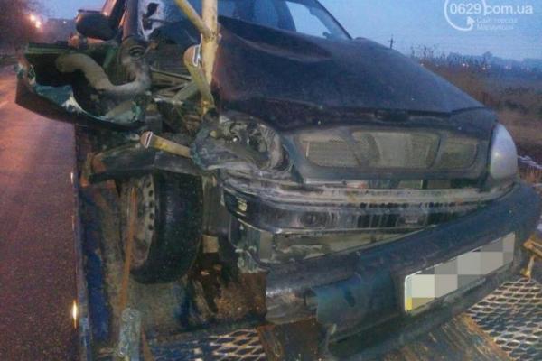 В Мариуполе спасателям пришлось доставать женщину из  автомобиля, влетевшего в ограду моста