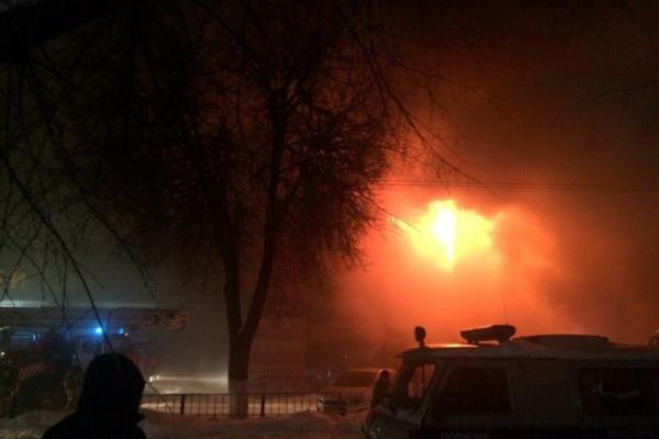 В российском Орле пожарные не могут потушить горящий торговый центр: огонь быстро распространяется В российском Орле пожарные не могут потушить горящий торговый центр: огонь быстро распространяется