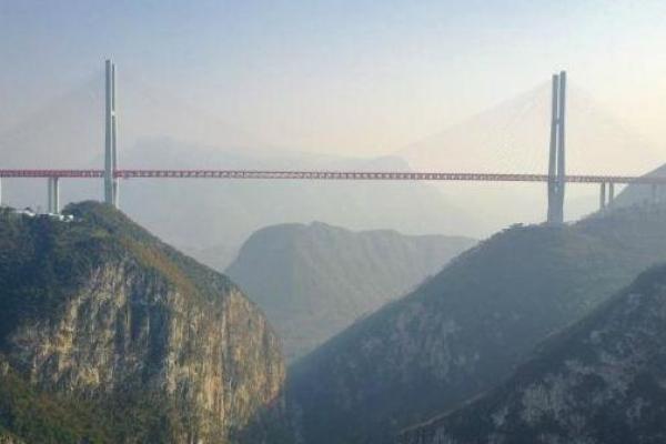 В Китае открыли для движения транспорта самый высокий в мире навесной мост В Китае открыли для движения транспорта самый высокий в мире навесной мост