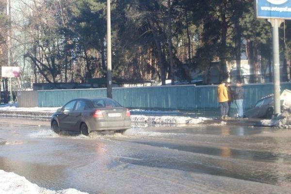 В Киеве масштабный прорыв на трубопроводе превратил столичную улицу в Венецию В Киеве масштабный прорыв на трубопроводе превратил столичную улицу в Венецию