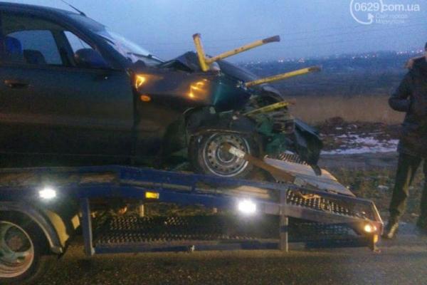 В Мариуполе спасателям пришлось доставать женщину из  автомобиля, влетевшего в ограду моста