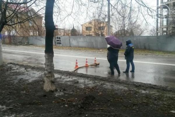 В Мариуполе на маршрутку с людьми упал фонарный столб В Мариуполе на маршрутку с людьми упал фонарный столб