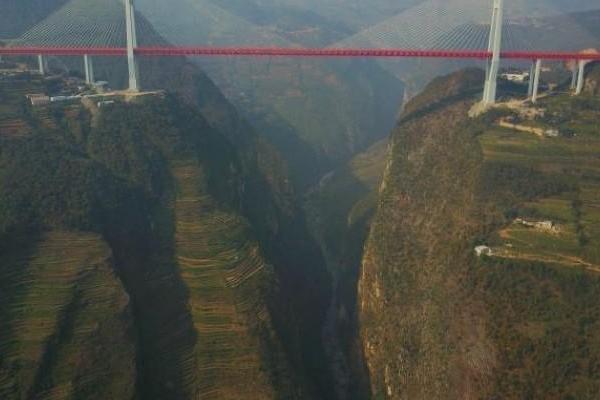 В Китае открыли для движения транспорта самый высокий в мире навесной мост В Китае открыли для движения транспорта самый высокий в мире навесной мост