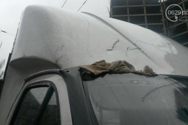 В Мариуполе на маршрутку с людьми упал фонарный столб В Мариуполе на маршрутку с людьми упал фонарный столб