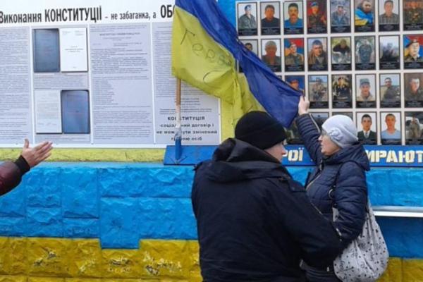 В Кривом Роге неизвестные подожгли флаг Украины В Кривом Роге неизвестные подожгли флаг Украины