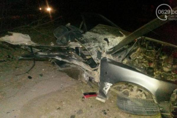 В Мариуполе "Nissan" с военными на огромной скорости влетел в столб: авто разорвало на куски В Мариуполе "Nissan" с военными на огромной скорости влетел в столб: авто разорвало на куски