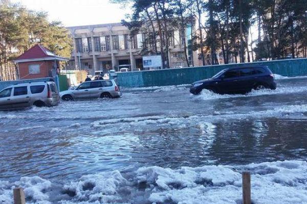 В Киеве масштабный прорыв на трубопроводе превратил столичную улицу в Венецию В Киеве масштабный прорыв на трубопроводе превратил столичную улицу в Венецию