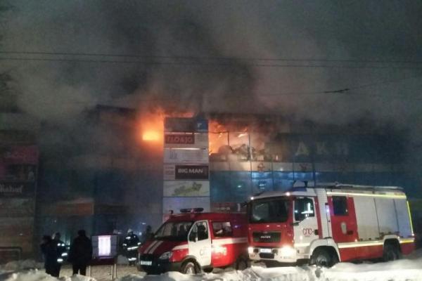 В российском Орле пожарные не могут потушить горящий торговый центр: огонь быстро распространяется В российском Орле пожарные не могут потушить горящий торговый центр: огонь быстро распространяется