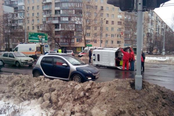 В Одессе после столкновения с иномаркой перевернулась карета скорой помощи В Одессе после столкновения с иномаркой перевернулась карета скорой помощи