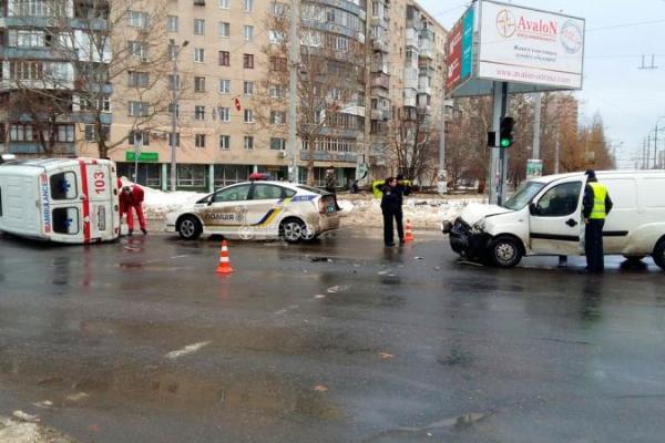 В Одессе после столкновения с иномаркой перевернулась карета скорой помощи В Одессе после столкновения с иномаркой перевернулась карета скорой помощи