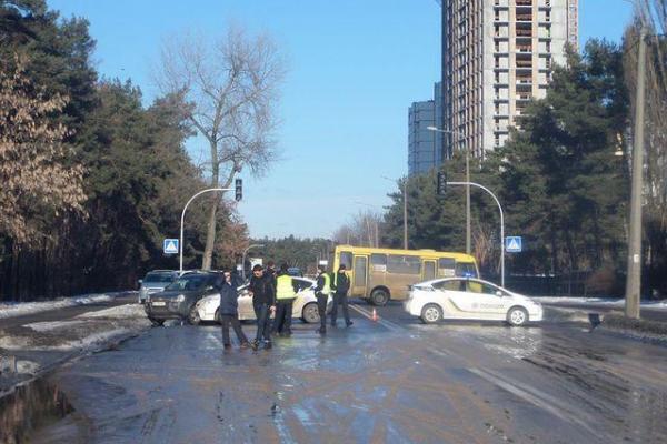 В Киеве масштабный прорыв на трубопроводе превратил столичную улицу в Венецию В Киеве масштабный прорыв на трубопроводе превратил столичную улицу в Венецию