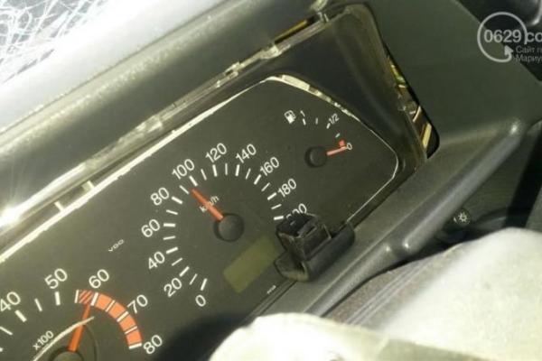 В Мариуполе на бешеной скорости автомобиль "ВАЗ" протаранил "Daewoo Lanos" В Мариуполе на бешеной скорости автомобиль "ВАЗ" протаранил "Daewoo Lanos"