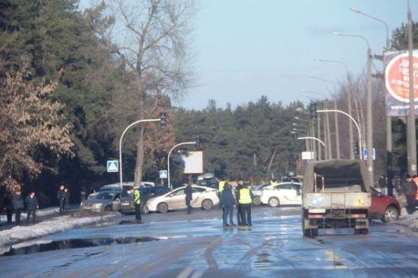 В Киеве масштабный прорыв на трубопроводе превратил столичную улицу в Венецию В Киеве масштабный прорыв на трубопроводе превратил столичную улицу в Венецию