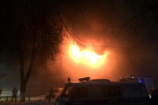 В российском Орле пожарные не могут потушить горящий торговый центр: огонь быстро распространяется В российском Орле пожарные не могут потушить горящий торговый центр: огонь быстро распространяется