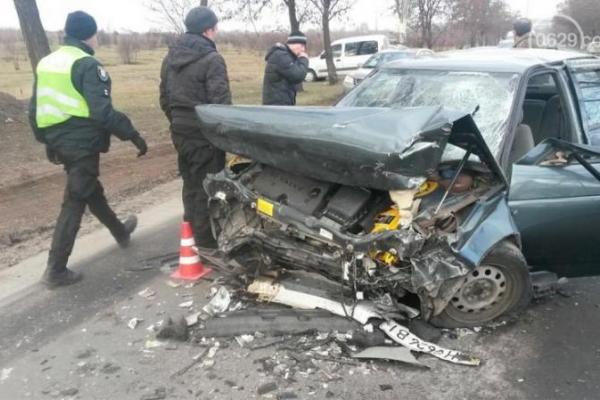 В Мариуполе на бешеной скорости автомобиль "ВАЗ" протаранил "Daewoo Lanos" В Мариуполе на бешеной скорости автомобиль "ВАЗ" протаранил "Daewoo Lanos"