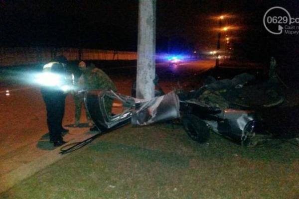 В Мариуполе "Nissan" с военными на огромной скорости влетел в столб: авто разорвало на куски В Мариуполе "Nissan" с военными на огромной скорости влетел в столб: авто разорвало на куски