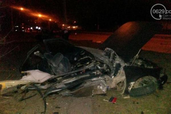 В Мариуполе "Nissan" с военными на огромной скорости влетел в столб: авто разорвало на куски В Мариуполе "Nissan" с военными на огромной скорости влетел в столб: авто разорвало на куски