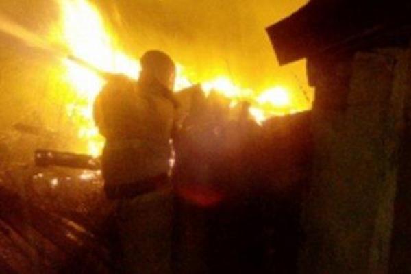 В российском Орле пожарные не могут потушить горящий торговый центр: огонь быстро распространяется В российском Орле пожарные не могут потушить горящий торговый центр: огонь быстро распространяется