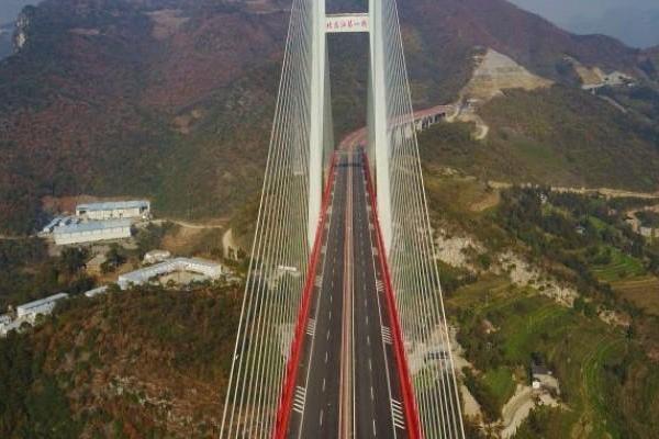 В Китае открыли для движения транспорта самый высокий в мире навесной мост В Китае открыли для движения транспорта самый высокий в мире навесной мост