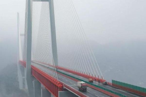 В Китае открыли для движения транспорта самый высокий в мире навесной мост В Китае открыли для движения транспорта самый высокий в мире навесной мост