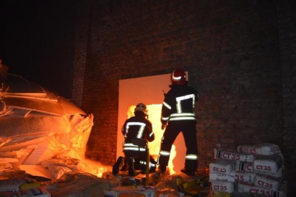 В Чернигове спасатели всю ночь тушили крупный пожар в мебельном цехе